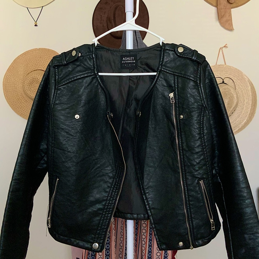 BLACK LEATHER JACKET SZ. MEDIUM